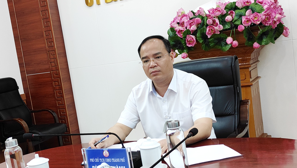 Đồng chí Bùi Văn Thành, Phó Chủ tịch UBND thành phố chủ trì hội nghị tại điểm cầu Uông Bí.