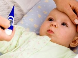 giup-tre-ha-sot-khi-moc-rang-3