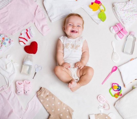 me-lua-quan-ao-cho-be-mat-me