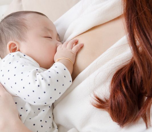 khi-me-bi-om-sot-co-nen-cho-con-bu-khong-2