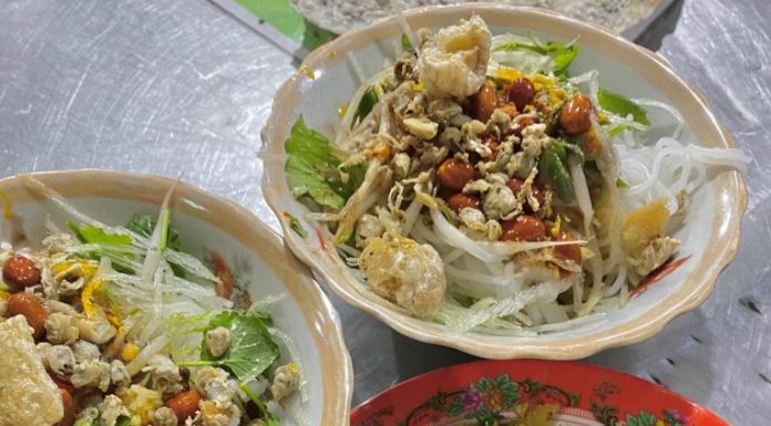 Cơm hến từ món của dân nghèo xứ Huế đến đặc sản tiến vua