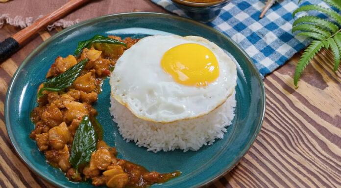 Mách bạn cách làm cơm nghêu xào đậm đà, ăn là thích ngay