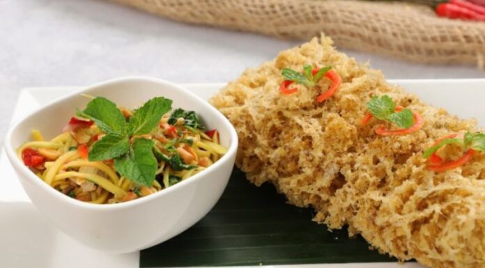 Yam pla dook foo Cá trê chiên với salad xoài xanh – Món ngon đặc trưng của Thái Lan