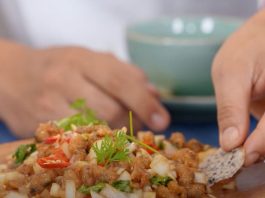 Cách làm nghêu lụa trộn hành tây đơn giản, lạ miệng