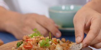 Cách làm nghêu lụa trộn hành tây đơn giản, lạ miệng