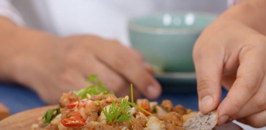 Cách làm nghêu lụa trộn hành tây đơn giản, lạ miệng