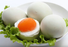 5 nhóm người không nên ăn trứng muối