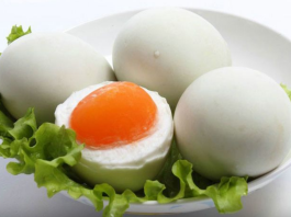 5 nhóm người không nên ăn trứng muối