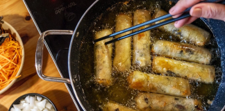 Bí quyết phết bia lên nem của nhà hàng Michelin Hà Nội