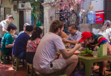 Quán bún chả 25 năm trong ngõ nhỏ luôn đông khách