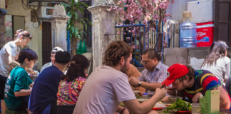 Quán bún chả 25 năm trong ngõ nhỏ luôn đông khách