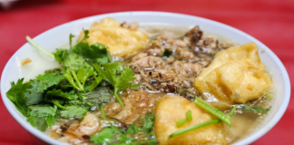 Hàng bánh đúc nóng hơn 30 năm ở Hà Nội