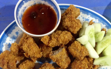 6 địa điểm nem chua cho ngày lạnh ở Hà Nội